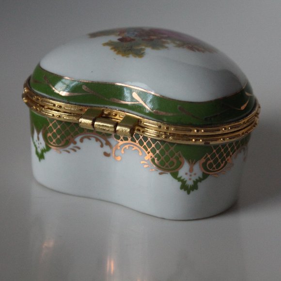 Heart-Shaped Gold & Green Design Porcelain Jewelry Box with  Romantic Scene - Picture 6 of 16